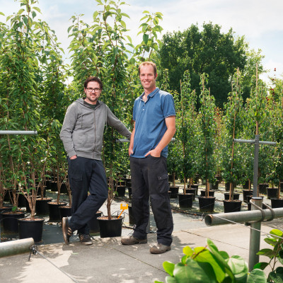 Wouter en Rens van den Oever bij hun boomkwekerij