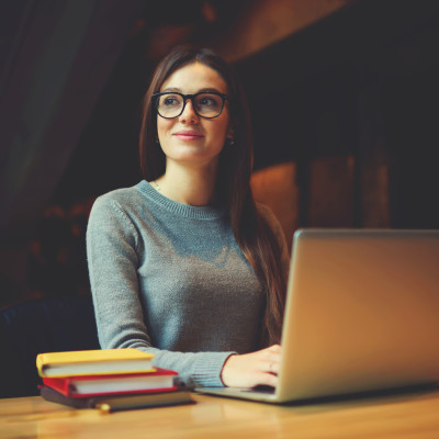 Oproepkracht aan het werk achter laptop 