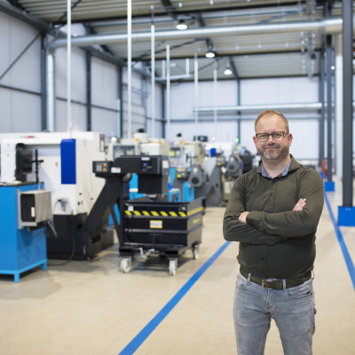 Eigenaar Jeroen Verdonschot van GFM in fabriekshal