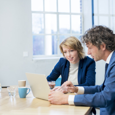 Twee mensen bespreken de locatiecheck 