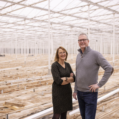 Andre Schoenmakers en zijn vrouw in kas van Kwekerij Aandevaart