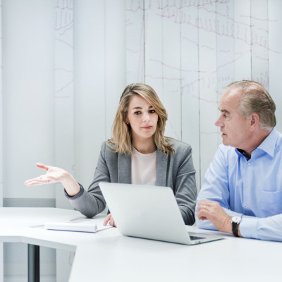 Adviseur en ondernemer in gesprek over testament en levenstestament