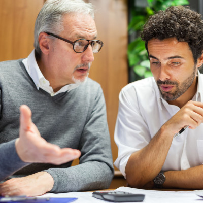 Twee mensen in gesprek