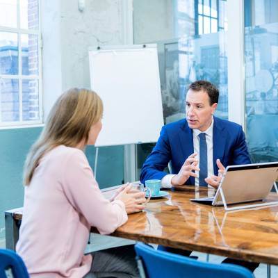 Man en vrouw in gesprek over wijzigingen in het pensioen