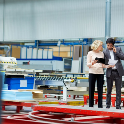 Overleg tussen man en vrouw over leveren van nieuwe machines met installatie.. 