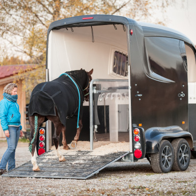 Paard loopt naar trailer