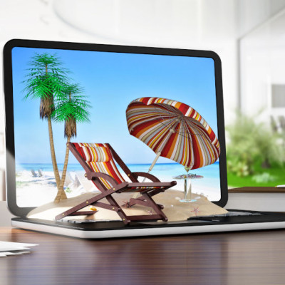 Laptop met vakantie afbeelding op het strand