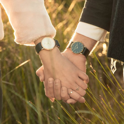 Man en vrouw hand in hand