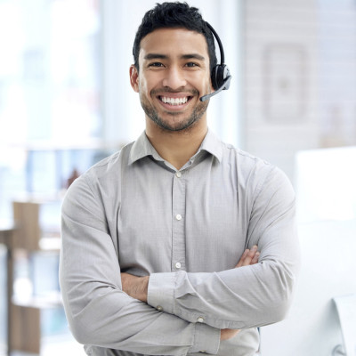 Callcenter jongen met headset