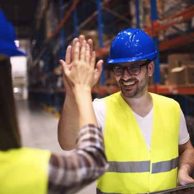 medewerkers geven elkaar een high five