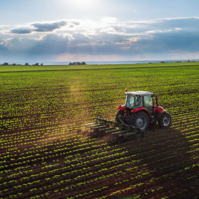 Tractor op landbouwgrond