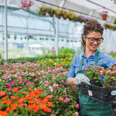 Vrouw in bloemenkas