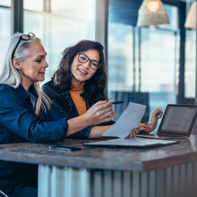 Twee vrouwen overleggen achter laptop