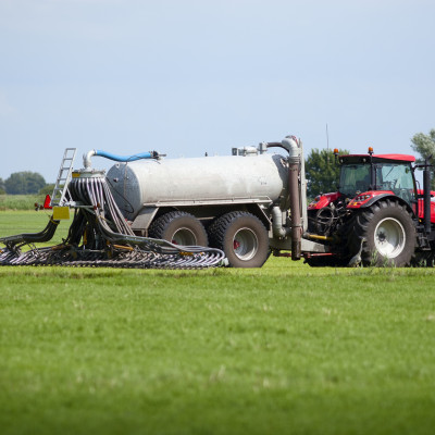 Mest uitrijden grasland