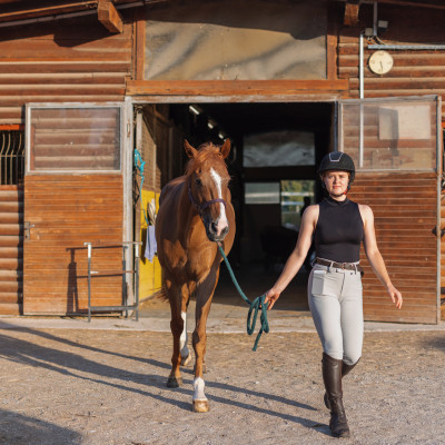 Jonge vrouw met paard