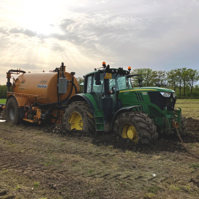 tractor zit vast in grond vanwege regenval