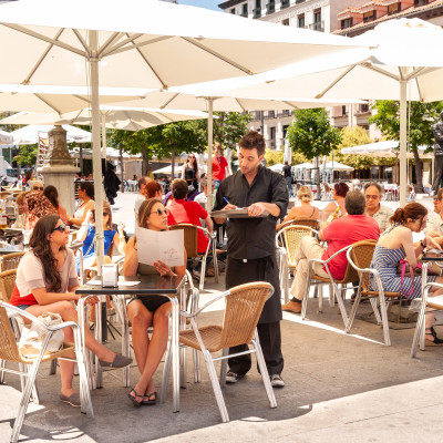 medewerker op een terras