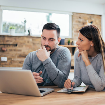 Ondernemers achter een laptop