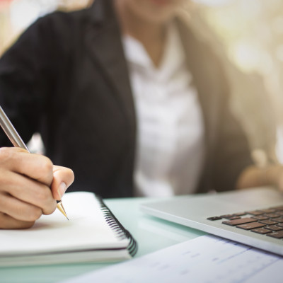 vrouw aan het werken op een laptop