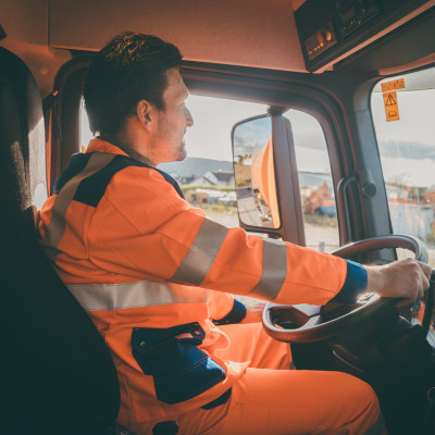 Chauffeur achter stuur in vrachtwagen