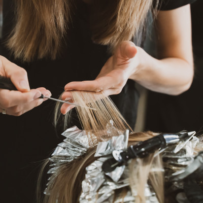 Kapster die haren aan het verven is