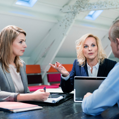 Personen aan tafel praten over ISAE3402-verklaring