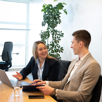 Collega's aaff aan het werk