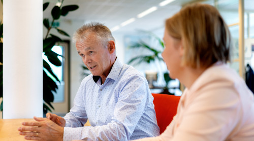 Collega's in gesprek bij aaff in Uden