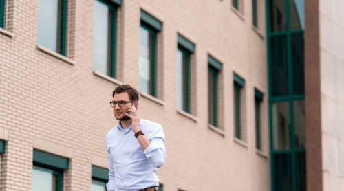 Collega telefonisch in gesprek